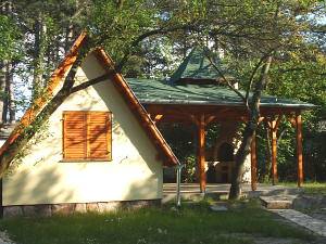 Gartenhaus mit 1 Schlafzimmer und Bad, plus Terrasse und Grill